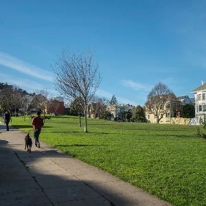 Aso at may-ari sa landas sa Palaruan ng Aso ng Parke ng Duboce