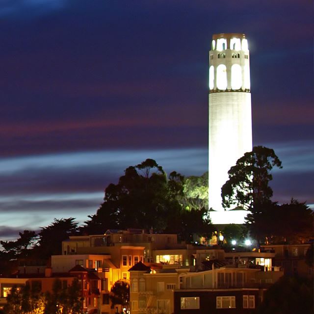 Ang Tore ng Coit na naiilawan sa gabi sa tanawin ng San Francisco