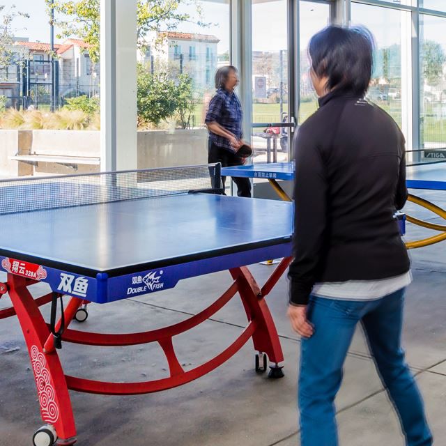 Mga taong naglalaro ng ping pong