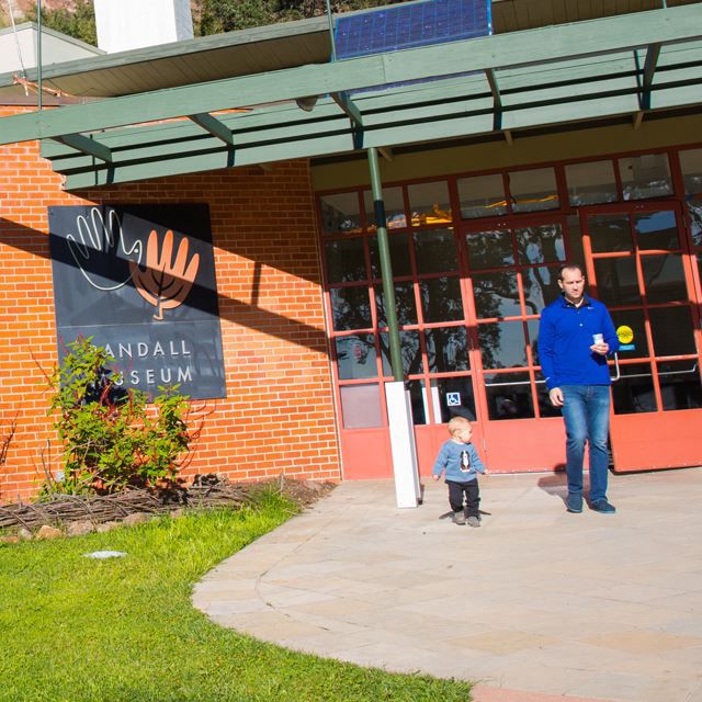 Lalaki at bata na nakatayo sa labas ng Museo ng Randall
