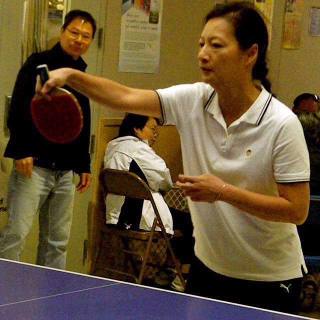 Babaeng naglalaro ng ping-pong