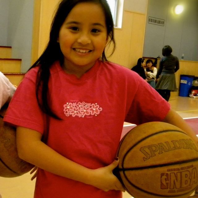 Batang babaeng may basketbol