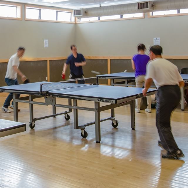 Mga taong naglalaro ng ping pong