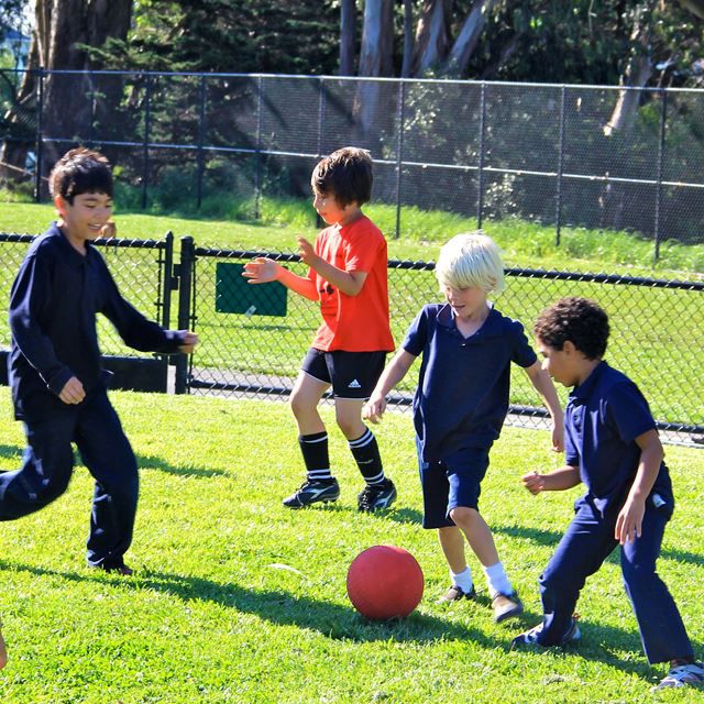 Mga batang naglalaro ng soccer