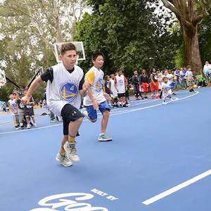 Mga taong naglalaro ng basketbol sa mga korte sa Panhandle