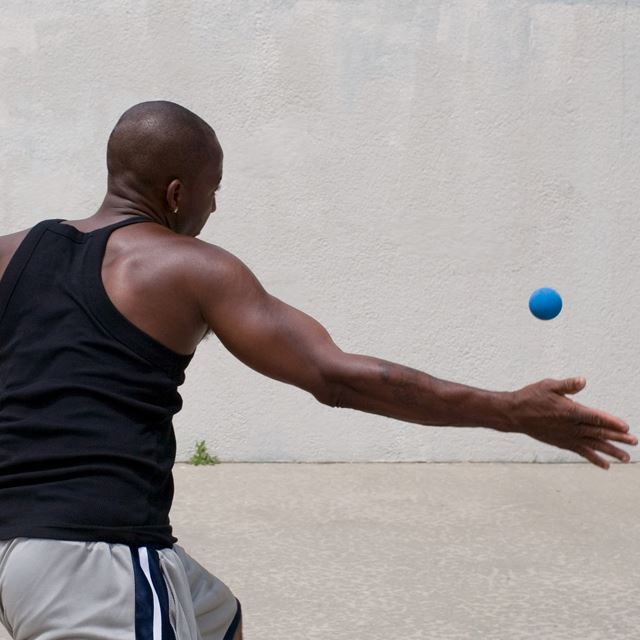 Lalaking naglalaro ng handbol