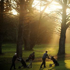 Mga manlalaro ng golf na naglalakad sa magandang tanawin ng Larangang Golf ng Gleneagles