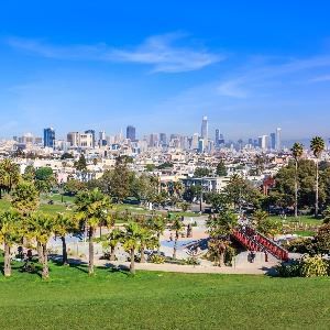 Parkeng Mission Dolores na may lungsod sa likuran